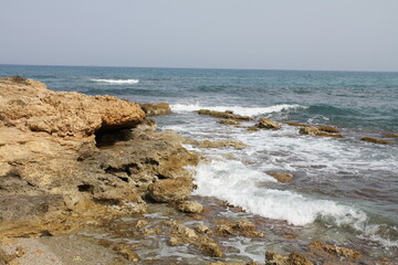 Rauschen am Felsenstrand