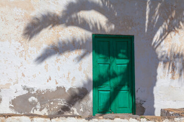 Haustür mit Schatten einer Palme, Fuerteventura