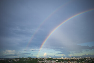 空に架かる二重の虹（ダブルレインボー）の風景