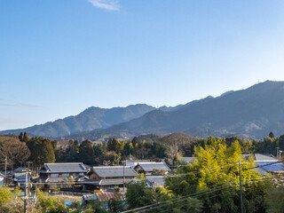 日本の山に囲まれた集落の冬
