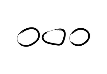 Tres puntos hechos con trazado de pincel negro. 