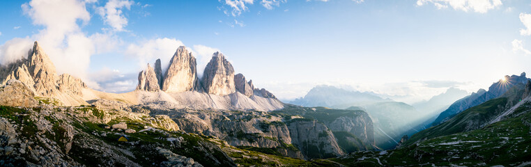 Tre Cime di Lavaredo, Drei Zinnen Berg Sonnenuntergang Landschaft in Italien Dolomiten. Wandern in...
