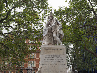 Shakespeare statue in London - 772142980
