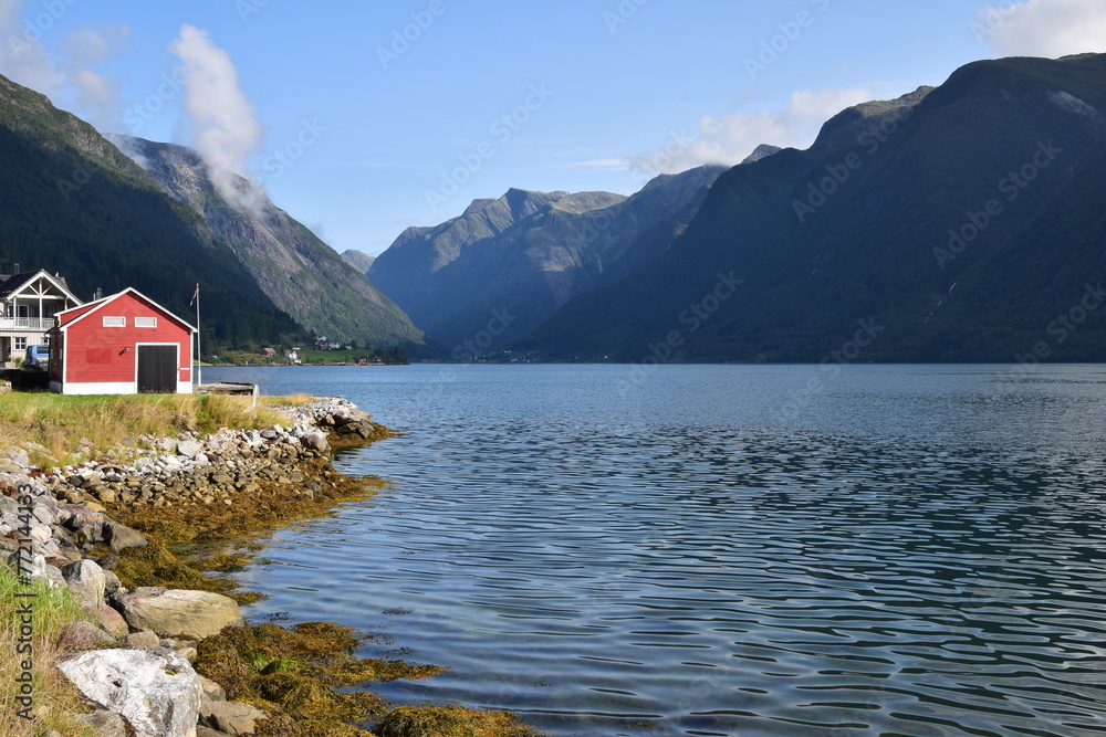 Sticker Le Vtefjorden dominé par les montagnes du Massif de Breheimen