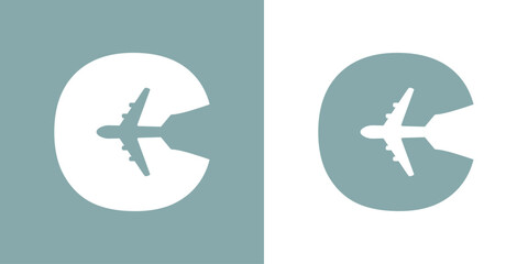 Logo travel. Letra inicial C con silueta de avión en espacio negativo para agencia de viajes - obrazy, fototapety, plakaty