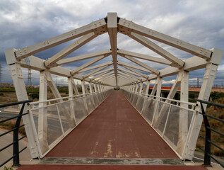 Puente peatonal de  metal y cristal ubicado en Torrente (Valencia)