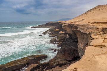 Der Atlantik hat an der Westküste von Fuerteventura bizarre Muster an der felsigen Küste geschaffen.