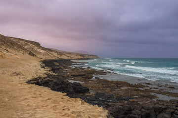 Der Atlantik hat an der Westküste von Fuerteventura bizarre Muster an der felsigen Küste geschaffen.