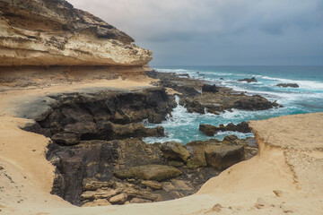 Der Atlantik hat an der Westküste von Fuerteventura bizarre Muster an der felsigen Küste...