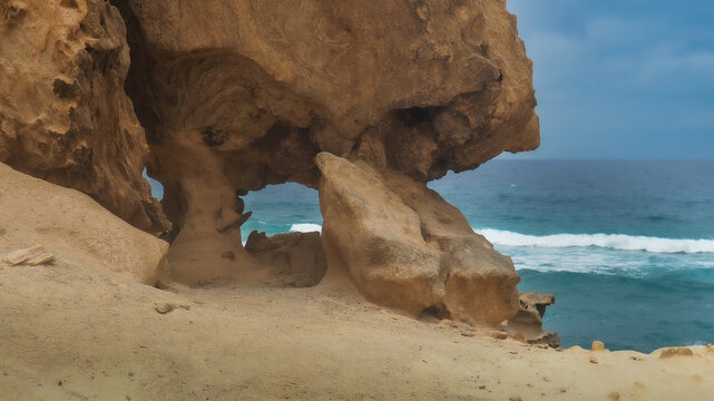 Der Atlantik hat an der Westk&uuml;ste von Fuerteventura bizarre Muster an der felsigen K&uuml;ste geschaffen.