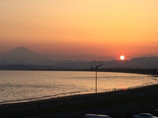湘南海岸と夕日と富士山