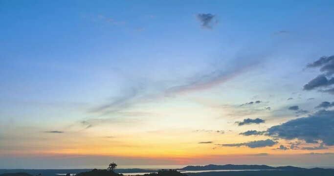 aerial view amazing yellow sky in sunset over the edge of the island.
beautiful yellow sunset at the horizon of mountain range in phang Nga Thailand.
4k video colorful sky background.