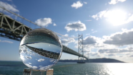 巨大な吊り橋とグラスボール