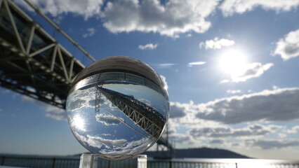 巨大な吊り橋とグラスボール