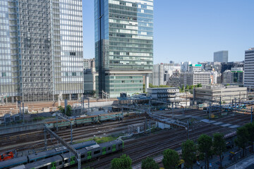 東京駅に接続される線路と周辺のビル