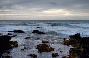 Obraz premium Stormy ocean at lava beach on Hawaii in winter