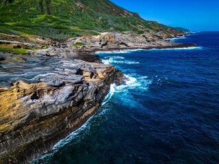 Aerial view of the stunning East Coast shoreline cliffs of O'ahu, Hawaii - obrazy, fototapety, plakaty
