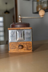 petit moulin en bois et métal pour moudre le café