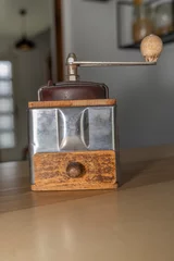 Fototapeten petit moulin en bois et métal pour moudre le café © Esta Webster