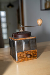 moulin à café ancien en bois et métal