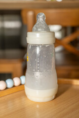 biberon avec un reste de lait pour repas d'un bébé