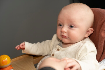 bébé heureux sur sa chaise haute