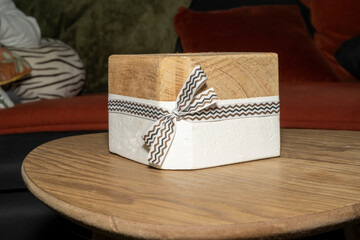 boite en bois décorée avec un nœud en tissus