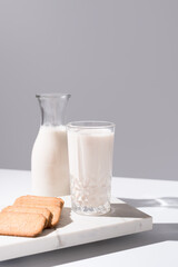 Vaso de leche y botella llena de leche. Desayuno con galletas de canela	