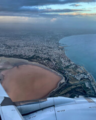 Luftaufnahme des Larnaka-Salzsees beim Landeanflug auf Larnaka, Zypern