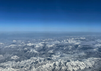 Luftaufnahme von schneebedeckten Gipfeln der Alpen
