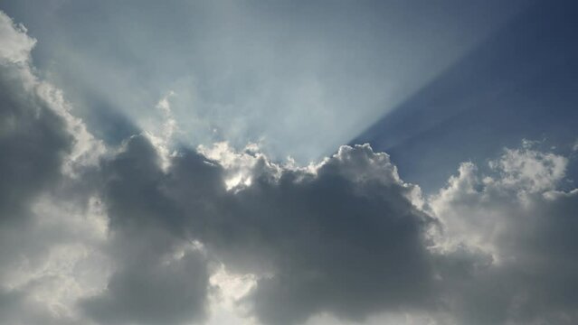 ゆっくり流れる雲と隠れている太陽