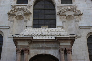 Dijon : facade principale (Renaissance) du palais de justice (ancien Parlement de Dijon) - gros plan