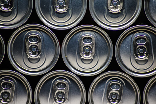 Oberseite von Aluminiumdosen Muster-Hintergrund f&uuml;r Getr&auml;nkeverpackung und Recycling