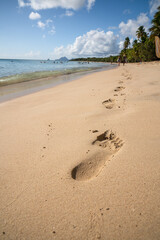 Martinique plage, avec empreintes de pas dans le sable