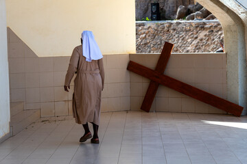 la saint croix posée au sol avec une religieuse catholique le jour du vendredi saint à Dakar au...