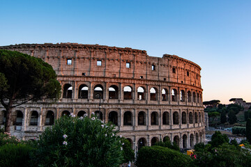 Fototapeta na wymiar Vista del Colosseo durante il tramonto d'estate
