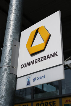 Werbeschild f&uuml;r Commerzbank Geldautomat, Deutschland, 31.03.2024