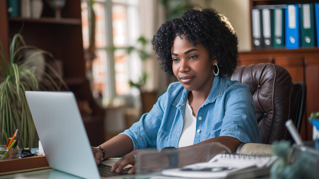 Mujer Ejecutiva Afroamericana Trabajando En Oficina
