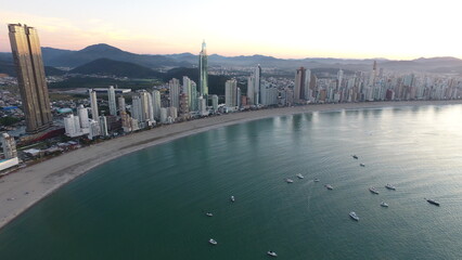 Obraz premium Barcos na Barra Sul de Balneário Camboriú em Santa Catarina no Brasil