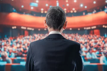 大勢の聴衆の前で話す男性 © maroke