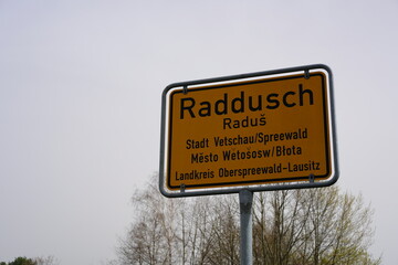 Zweisprachiges Ortsschild von  Raddusch im Spreewald