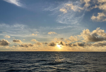 Obraz premium Beautiful ocean sunset in offshore New Jersey near windfarms