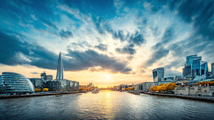 the skyline of london during sunset - obrazy, fototapety, plakaty