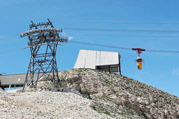 Téléphérique transportant du matériel pour les travaux d'extension de l'interféromètre du...