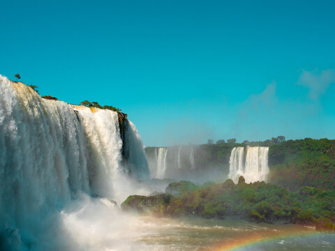 Siente la fresca neblina y escucha el estruendo atronador de las Cataratas del Iguazú, una experiencia como ninguna otra