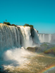 Descubre la belleza indómita y el poder crudo de las Cataratas del Iguazú, una verdadera...