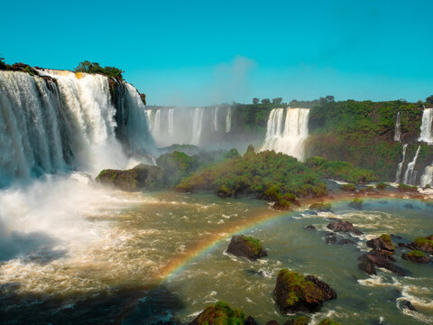 Cascada del Rio Iguazu. Emprende un viaje de asombro mientras contemplas el esplendor majestuoso de las Cataratas del Iguazú