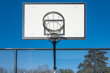 panier et tableau de basket-ball à l'extérieur, avec ciel bleu