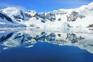 Fototapeta na wymiar Panorama of Antarctica on Petersmann Island