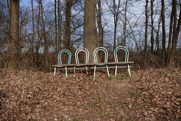 Stühle im Wald